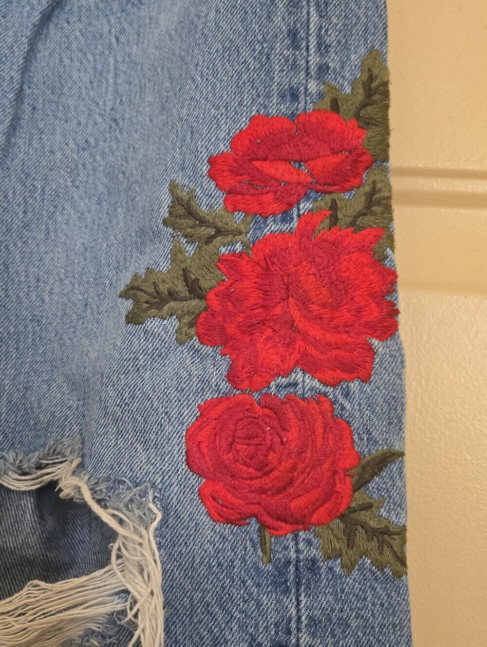 Levi's 501 Rose Embroidered Straight Leg Distressed Ankle Jeans size 27x26 - Picture 4 of 8